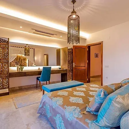 Villa Sleeps 8 Air Con