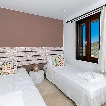 Villa Sleeps 8 Air Con