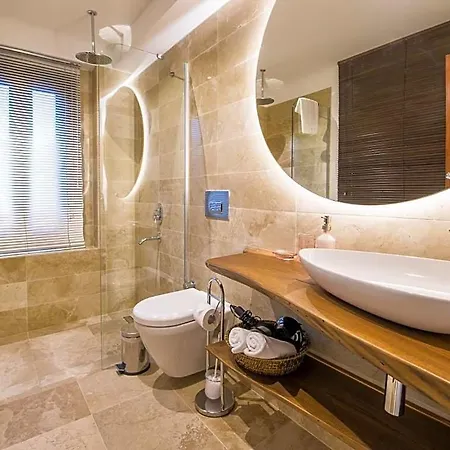 Sleeps 8 Air Con