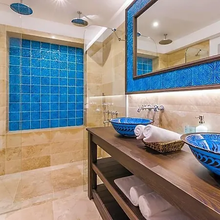 Sleeps 8 Air Con Villa *