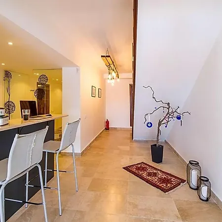 Sleeps 8 Air Con