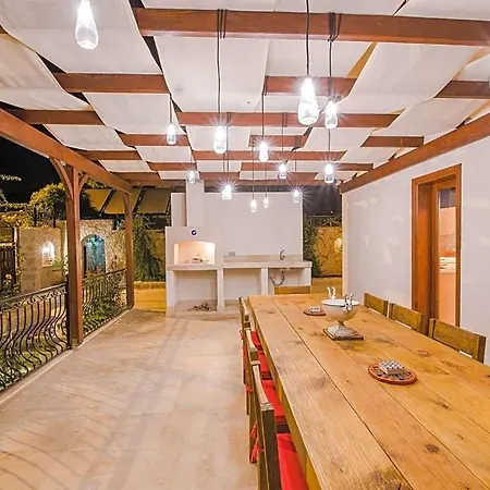 Sleeps 8 Air Con Villa *
