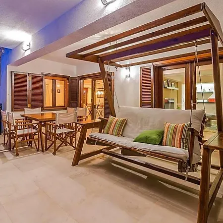 Sleeps 8 Air Con *