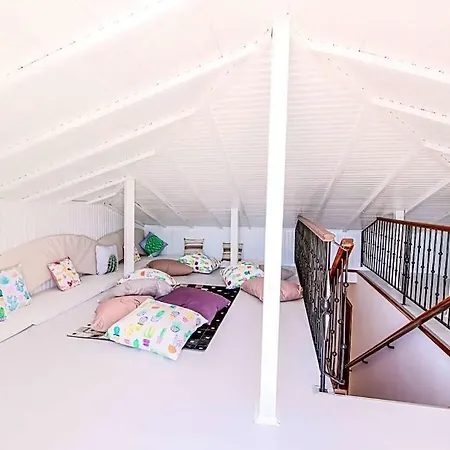 Sleeps 8 Air Con *