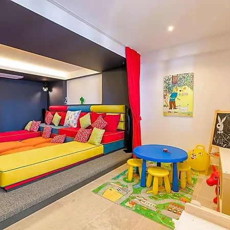 Sleeps 8 Air Con Villa *